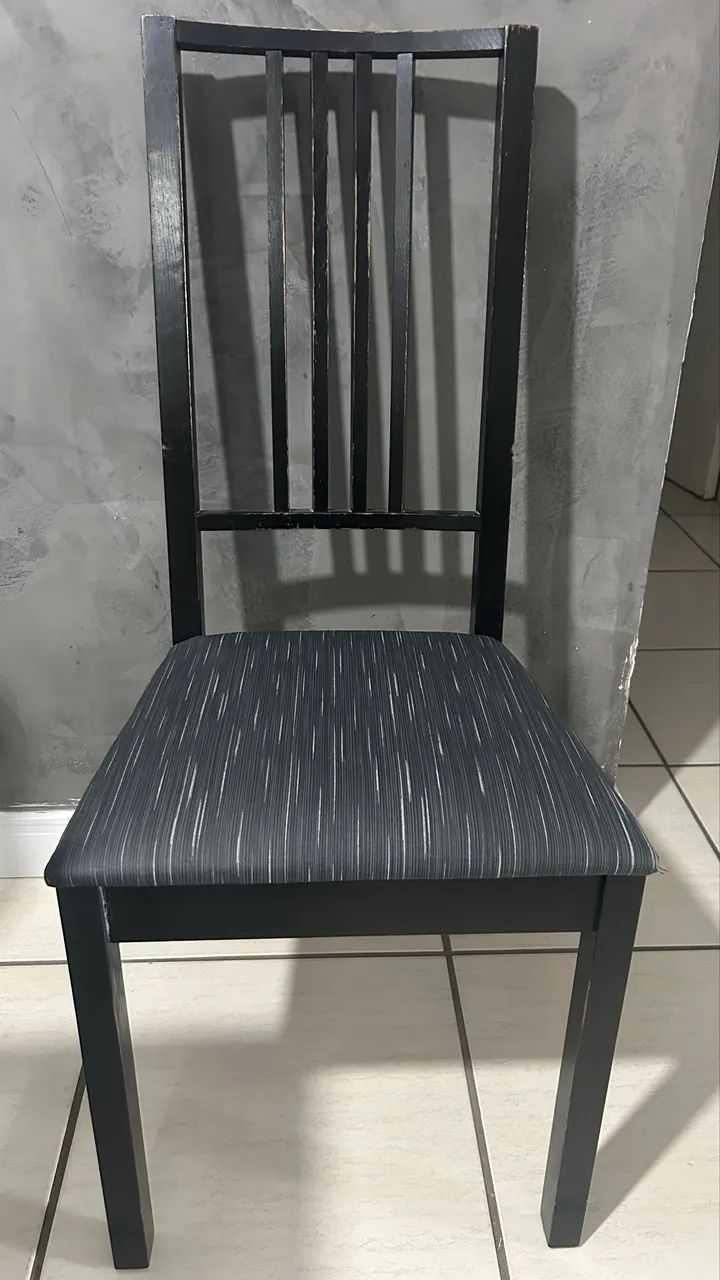 Mesa em madeira IKEA COM 6 cadeiras  - Foto 4