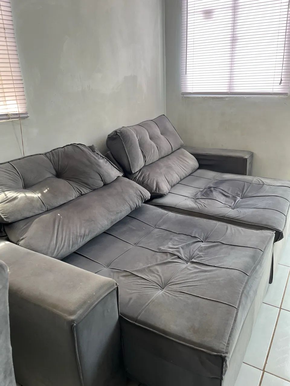 Sofá retrátil 2,20m em veludo: espaço, conforto.