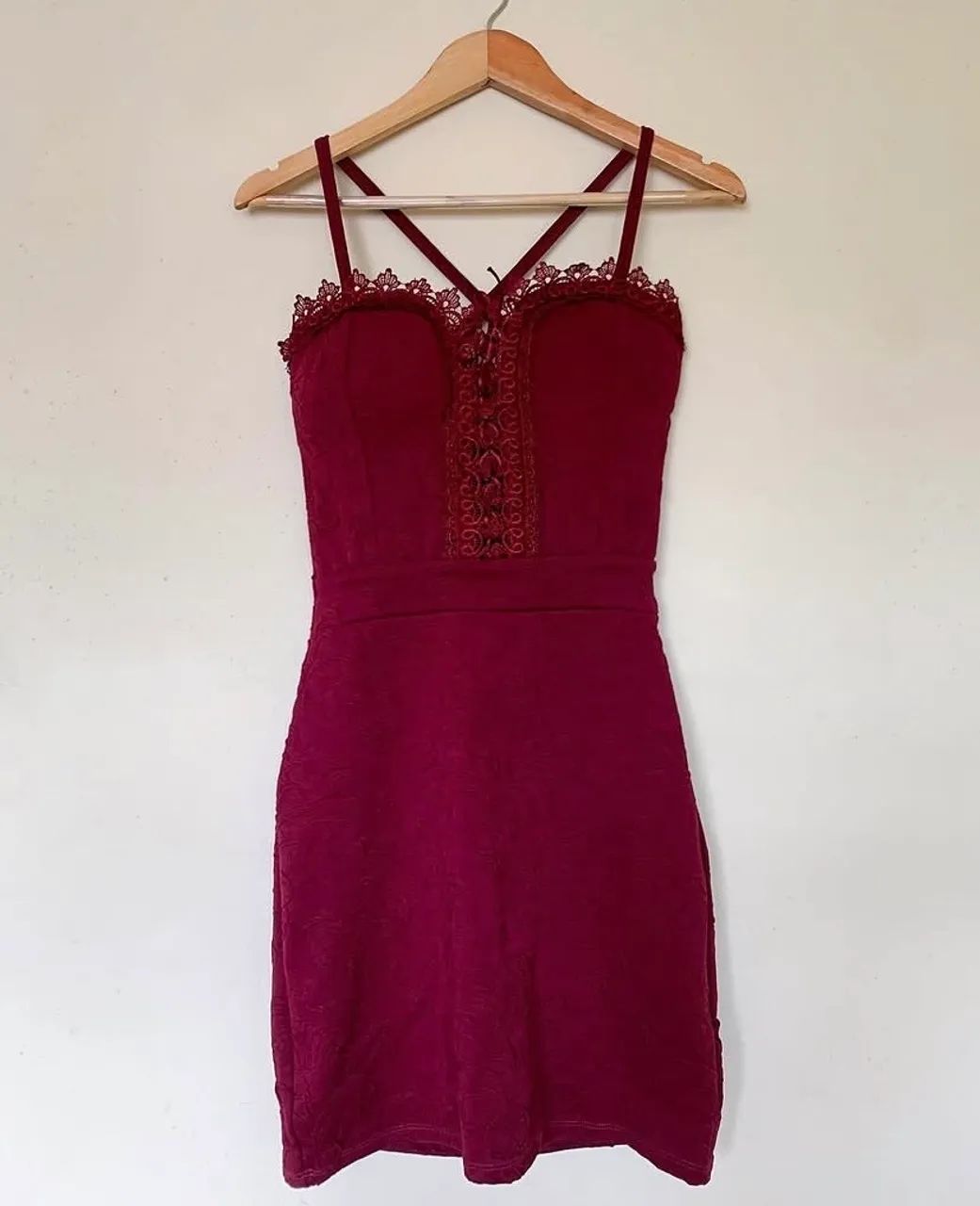 Vestido vinho com detalhes em renda 