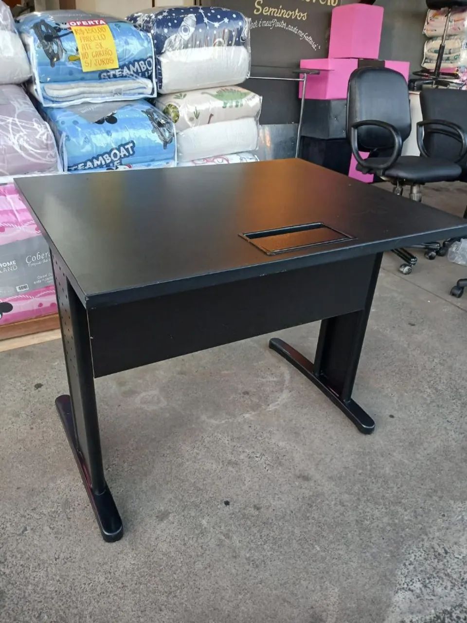 Mesa para escritório em MDF com base de ferro , possui passagem para cabos semi-nova 