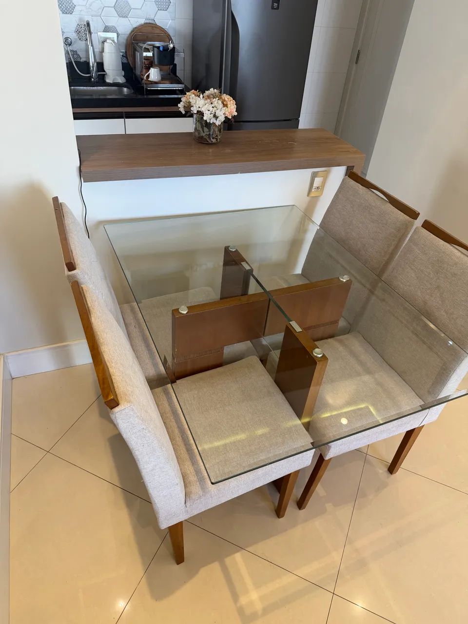 Vendo mesa  de vidro com 4 cadeiras - Foto 4
