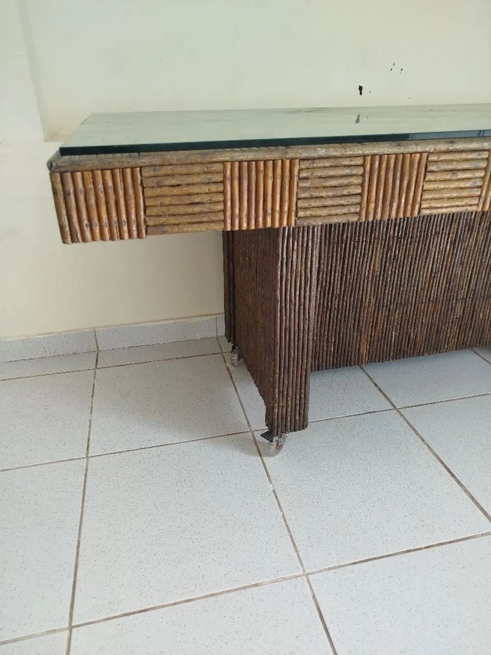 Mesa rústica com bancos e tampo de vidro - Foto 2