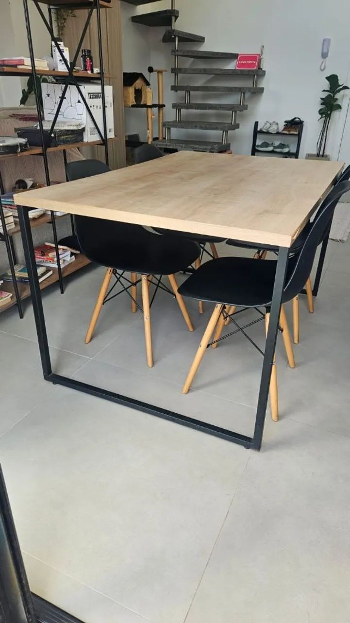 Mesa de jantar com quatro cadeiras