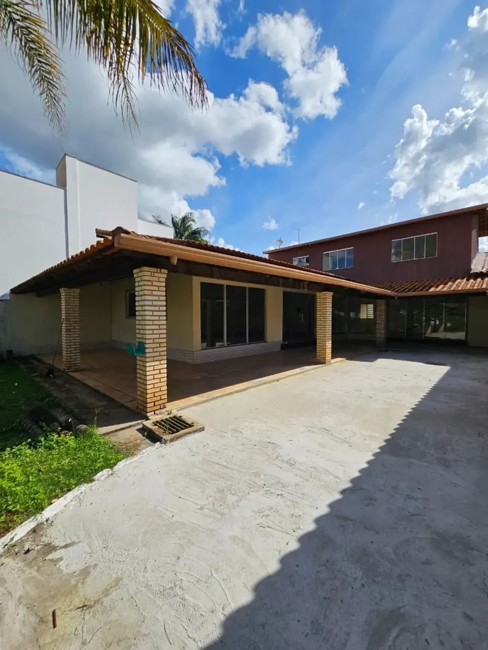 Conforto e Espaço: Casa de 2 Pavimentos com Área Verde e Frutíferas