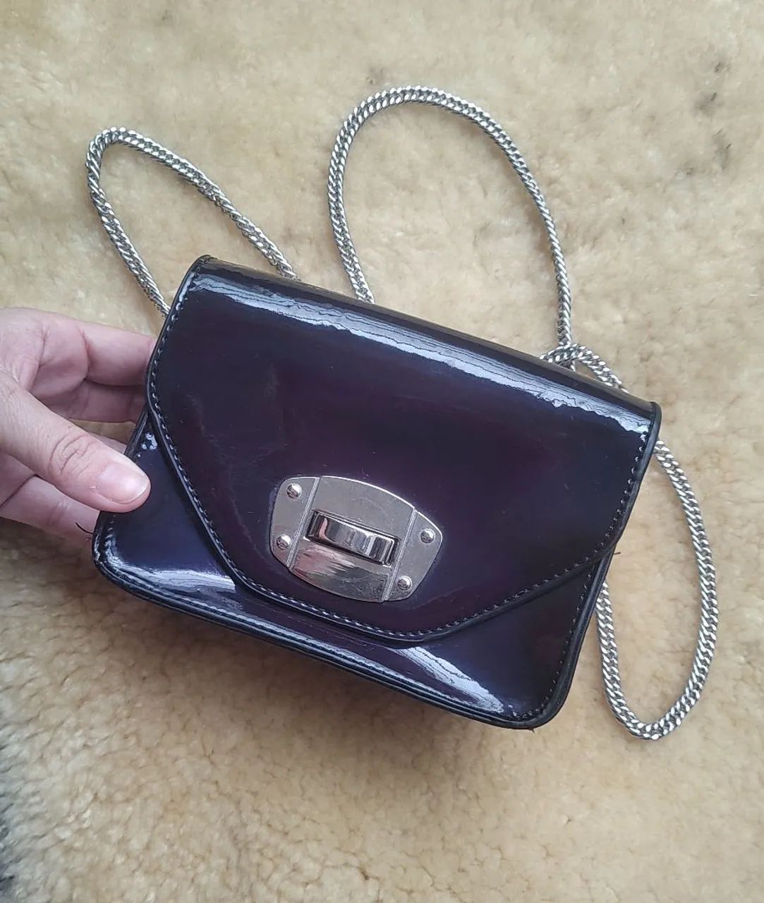 bolsa transversal de verniz  chilli beans <br>Cor preta