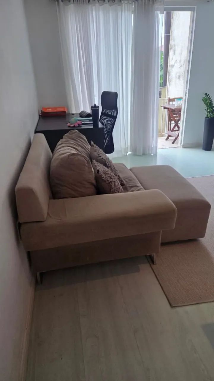 Sofã de dois lugares com Puff, mesa de escritório e 3 banquetas - Foto 3