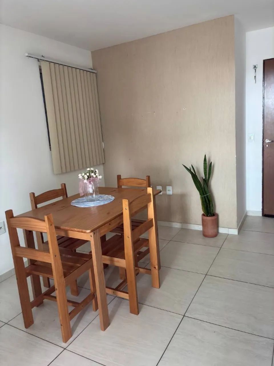 Mesa de Jantar de Madeira + 4 Cadeiras