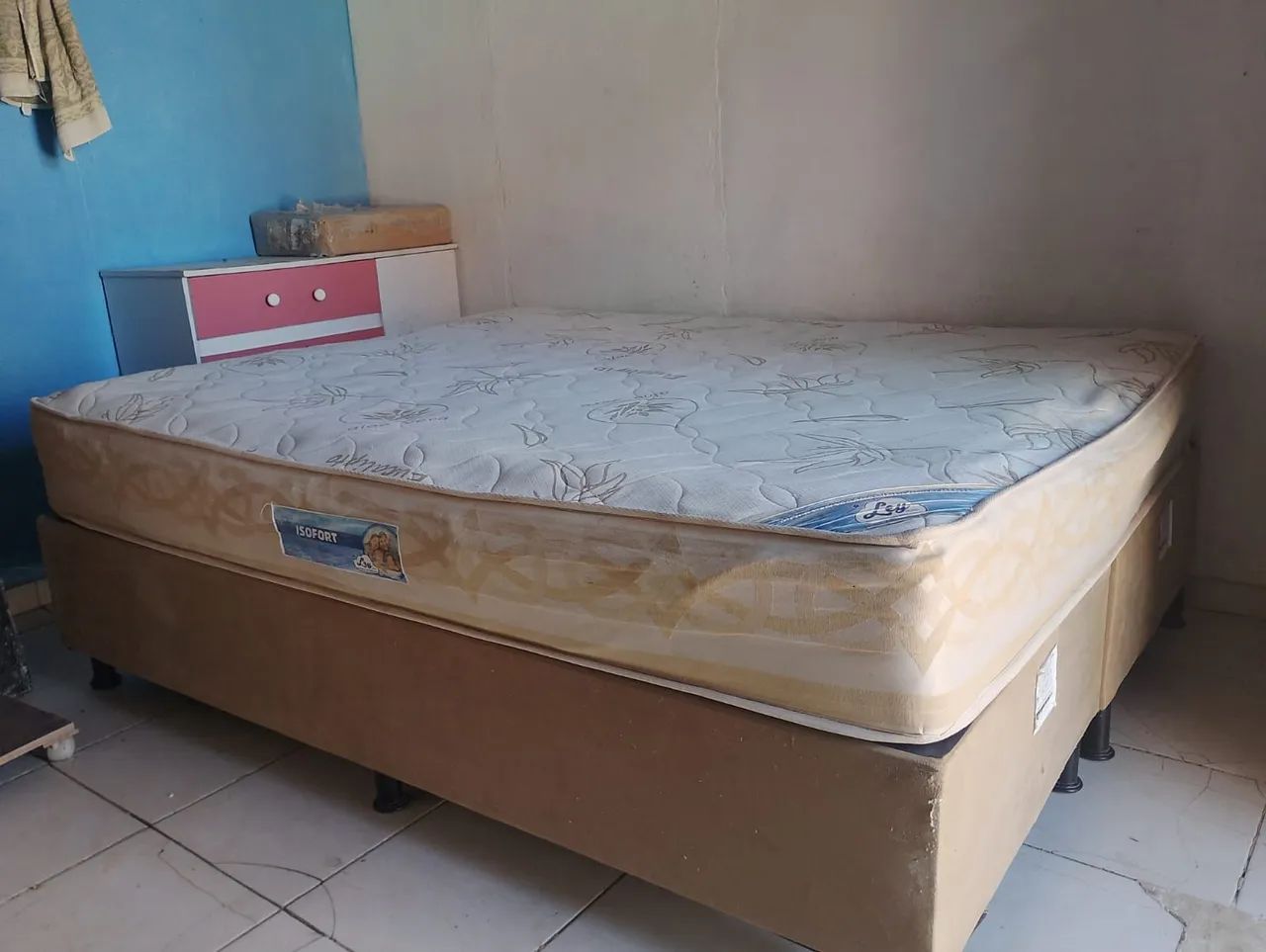 ( Cama QUEEN SEMINOVA ) SOFA E CADEIRAS INTERESSADOS *97)