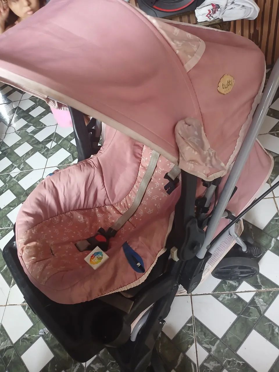 Vende carrinho de bebê menina com bebê conforto 