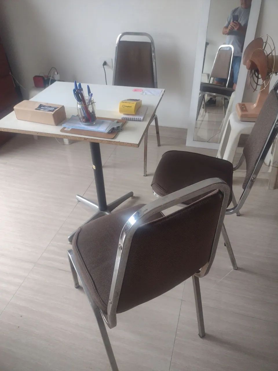 Mesa de escritório com Treis Cadeiras