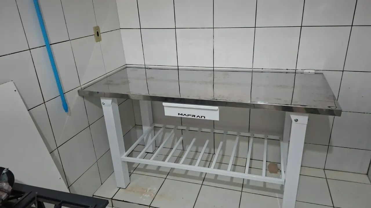 MESA COM  TAMPO INOX