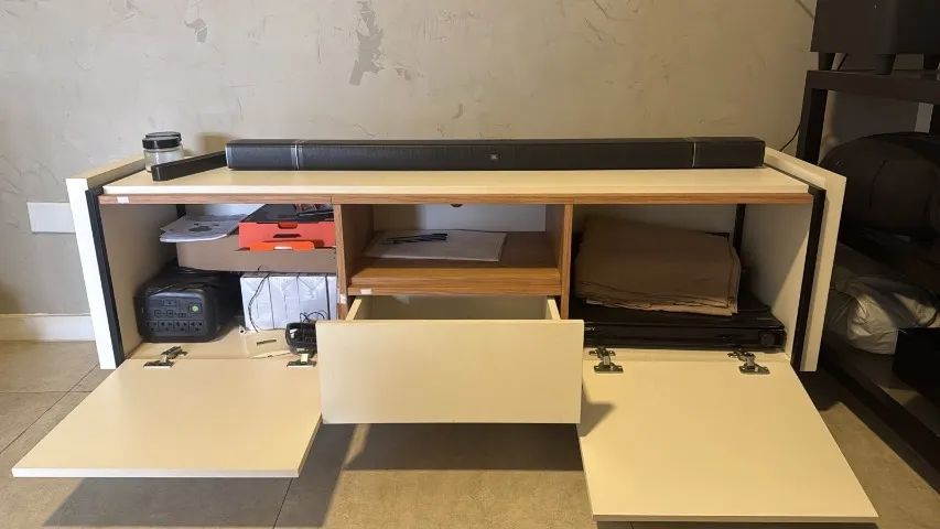 Rack branco com 2 armários e gaveta - 1,48 m