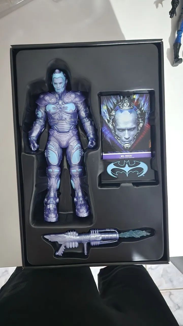 Mr. Freeze (Black Light Edition) (Gold Label) 18 cm - Foto 3