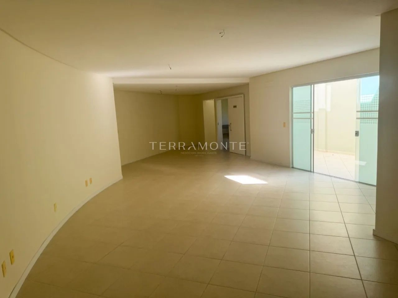 Sala 120m² no Centro de Tubarão, antiga sede do Cartório