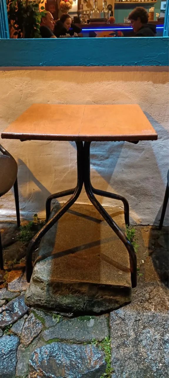 Mesa de madeira com pé de ferro 