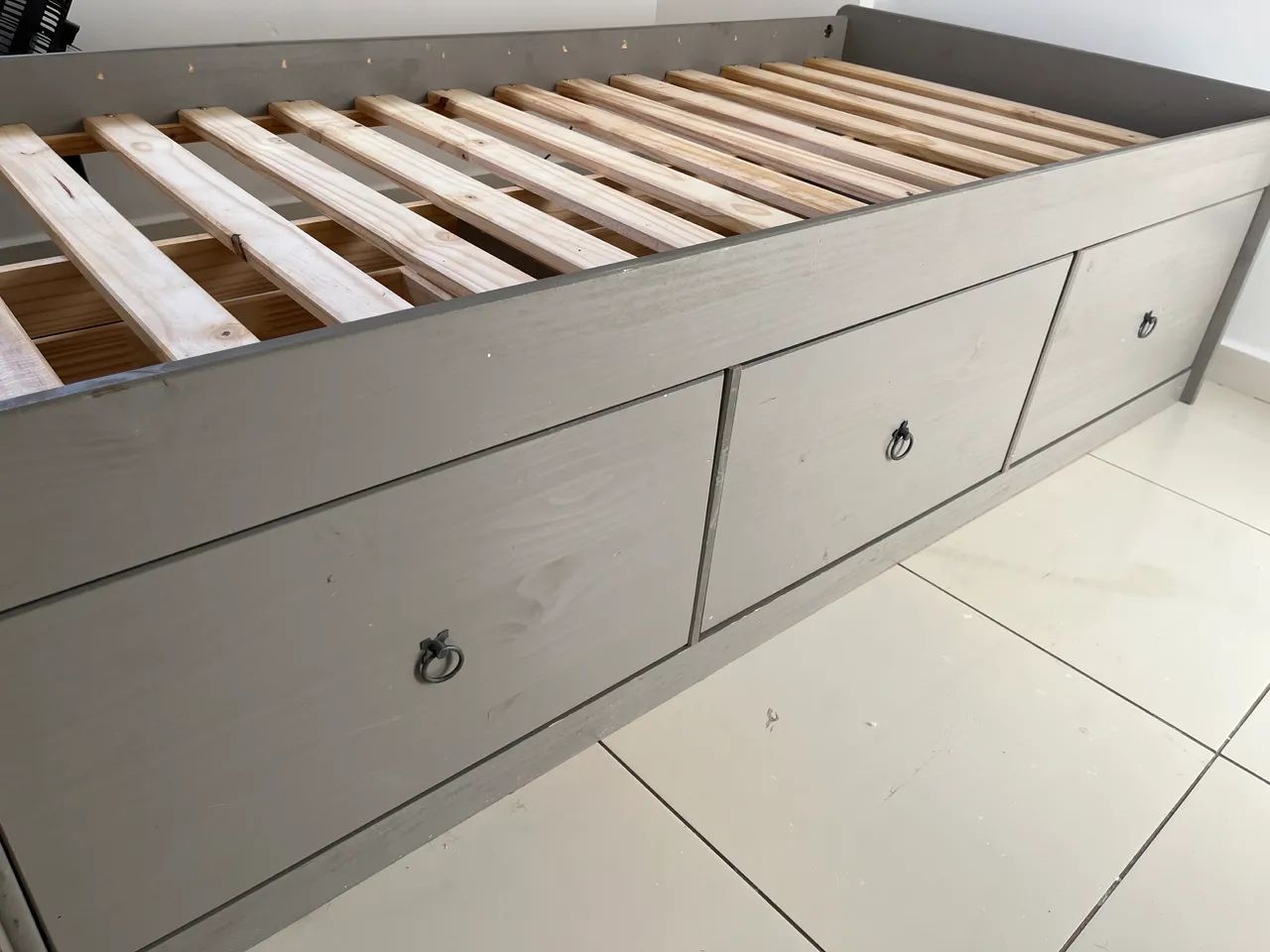 Cama de Solteiro com Gaveteiro de Madeira Cinza Lavado - Foto 3