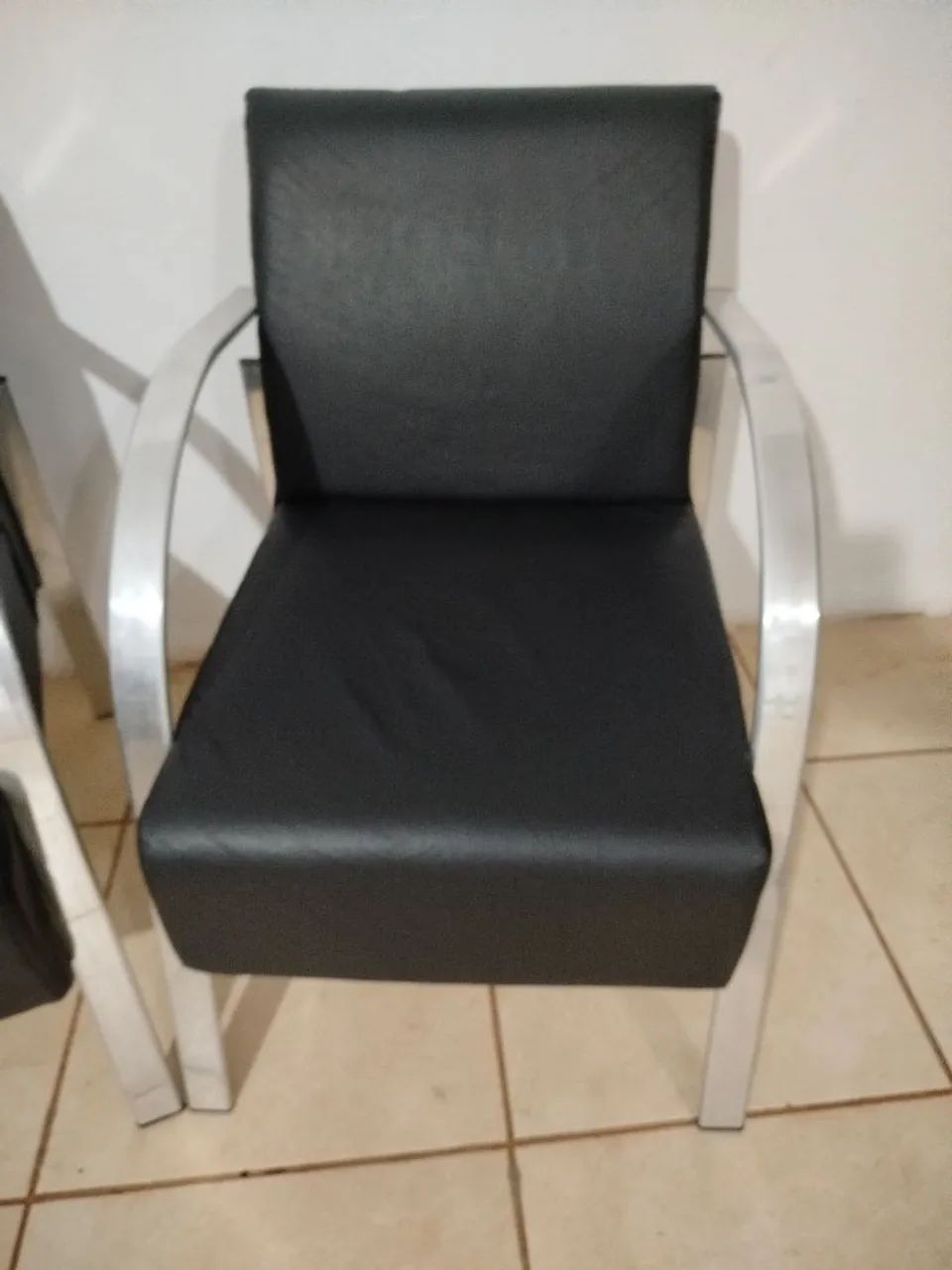 Vendo ou troco poltronas pretas  - Foto 2