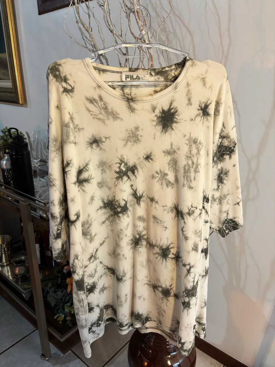 camiseta Fila tie dye branca e preta