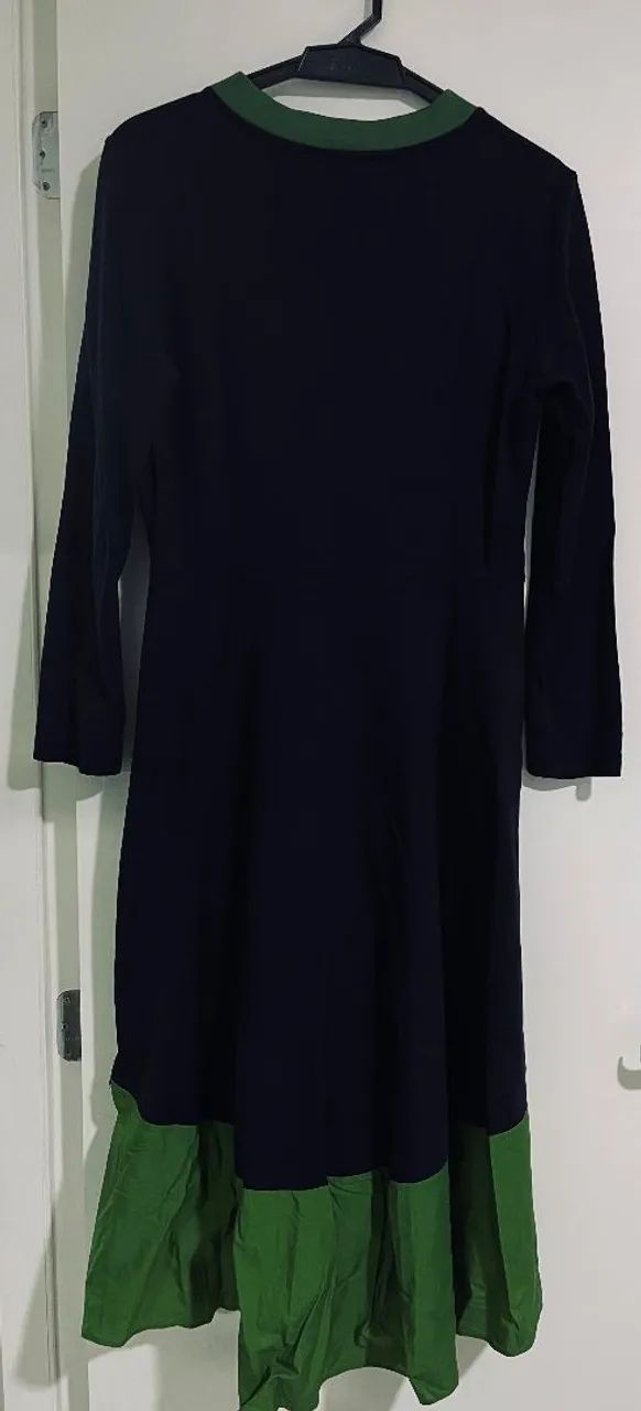 Vestido da marca COS  sueco-britânica 