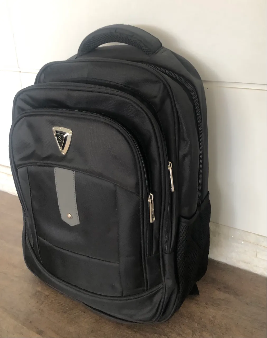 Mochila preta espaçosa e funcional 4 bolsos 40 litros - Bolsas