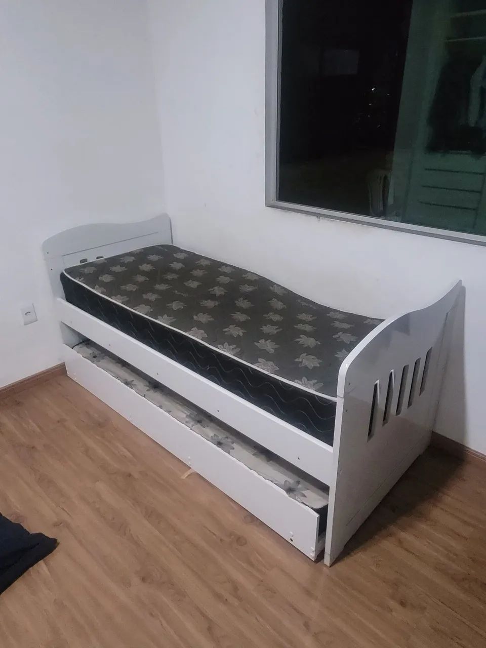 Vendo 02 cama de solteiro em ótimo estado com colchão.... - Foto 2