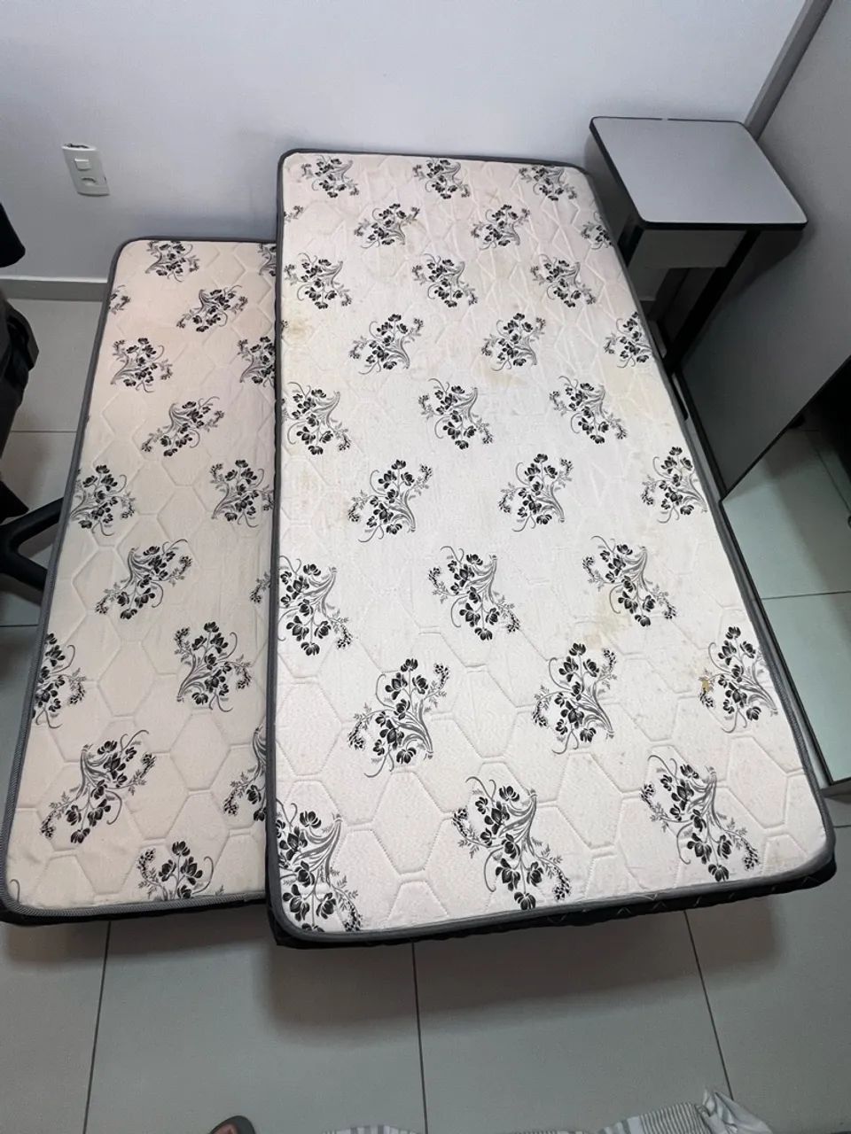 Cama de solteiro com auxiliar retrátil e 2 colchões