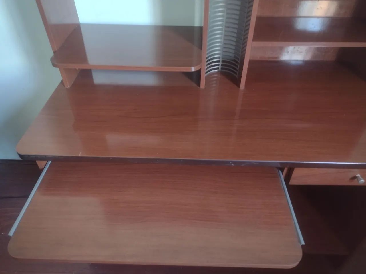 Rack/Escrivaninha com torre porta CDs integrada de madeira  - Foto 4