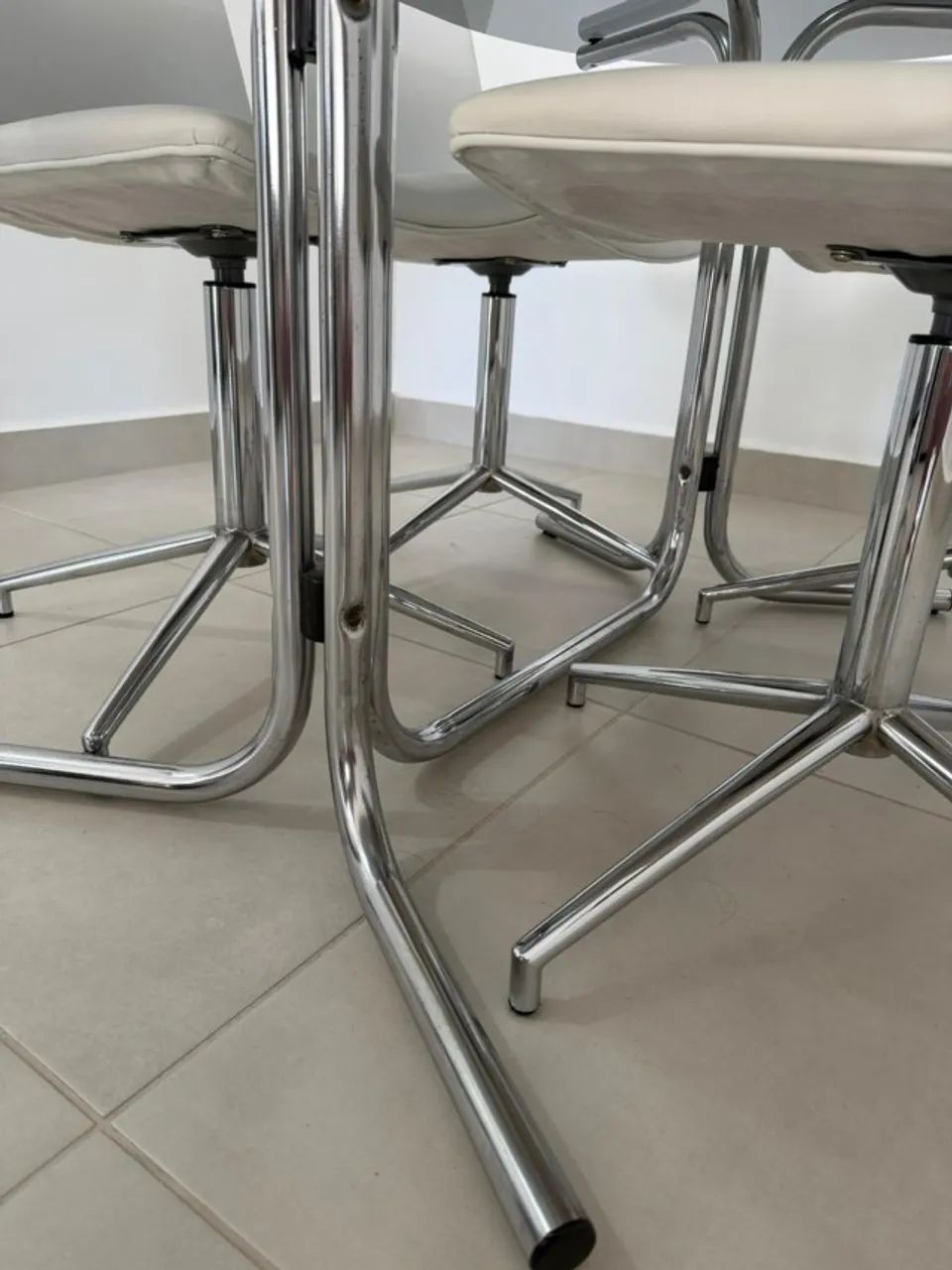 Mesa oval de vidro com base cromada + 5 cadeiras giratórias - Foto 4