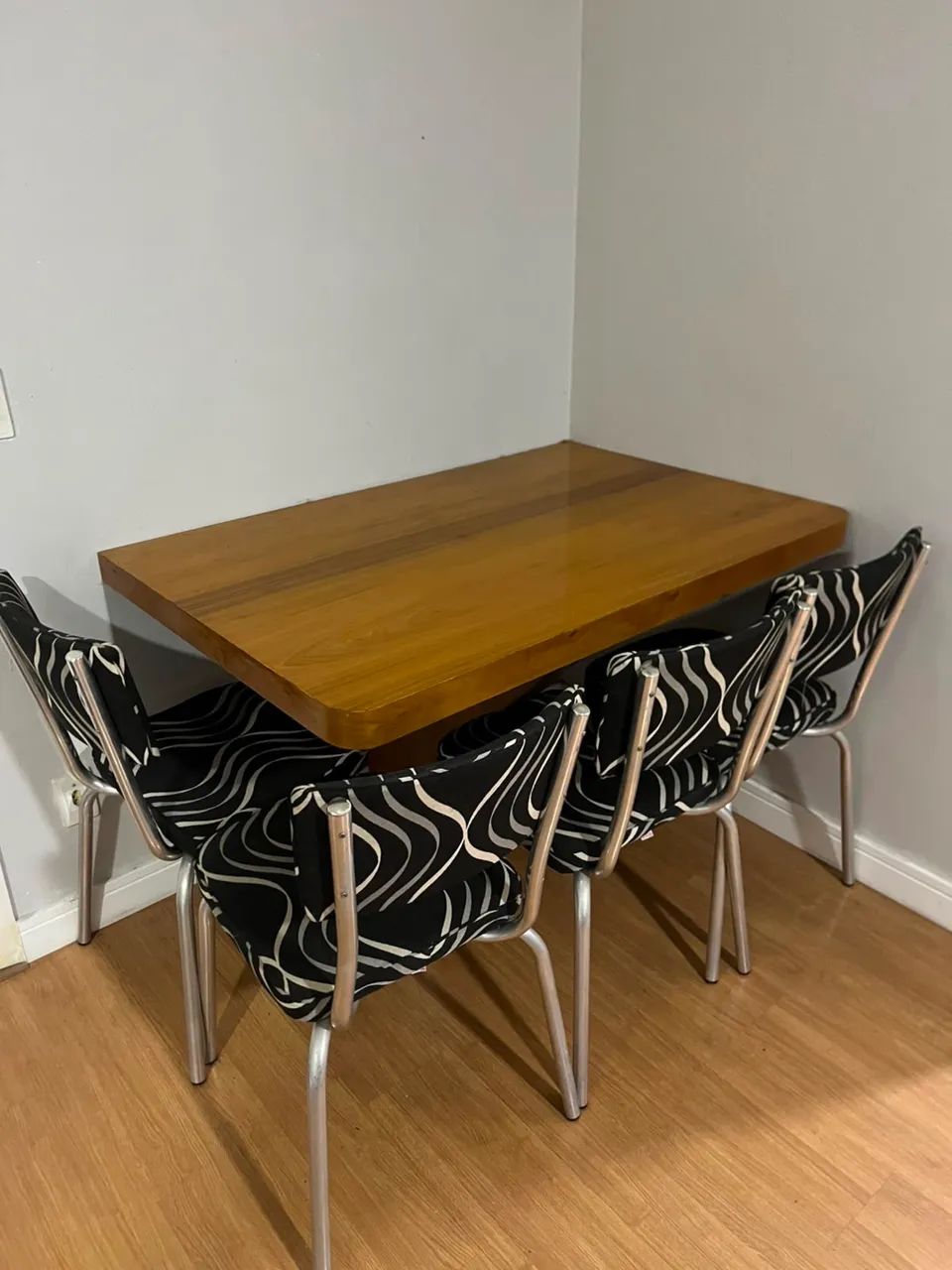 Mesa flutuante de madeira maciça + 4 cadeiras - Foto 2