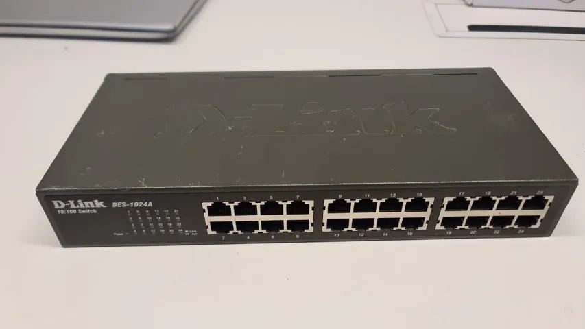 SWITCH D-LINK DES-1024A - 24 PORTAS