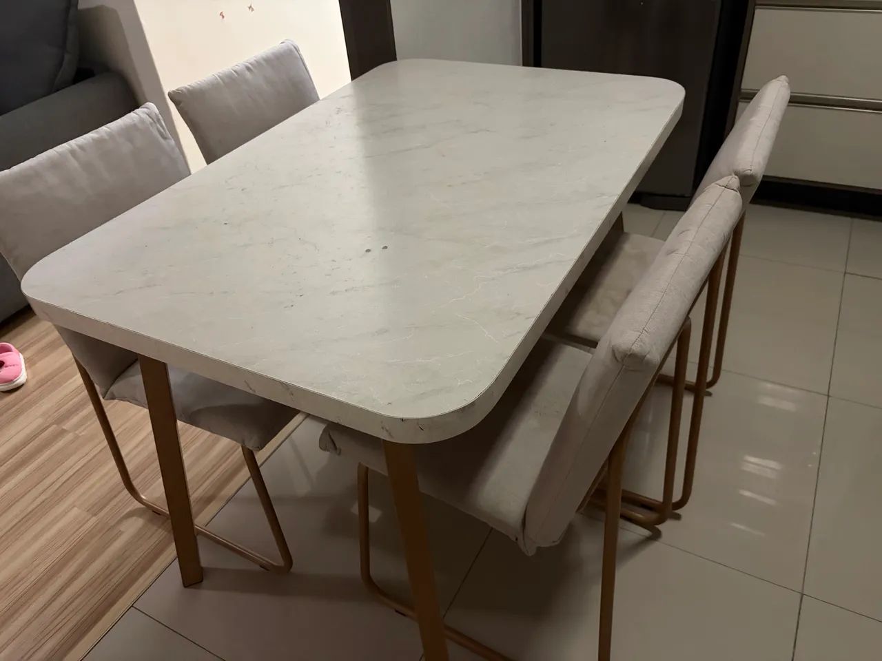 Vendo mesa com 4 cadeiras - Foto 3
