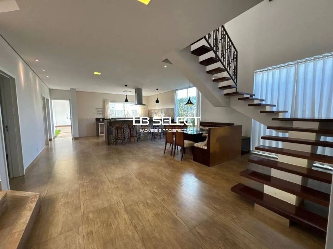 Casa no Condomínio Alphaville I com cinco quartos, quartos suítes e varanda gourmet. - Foto 2