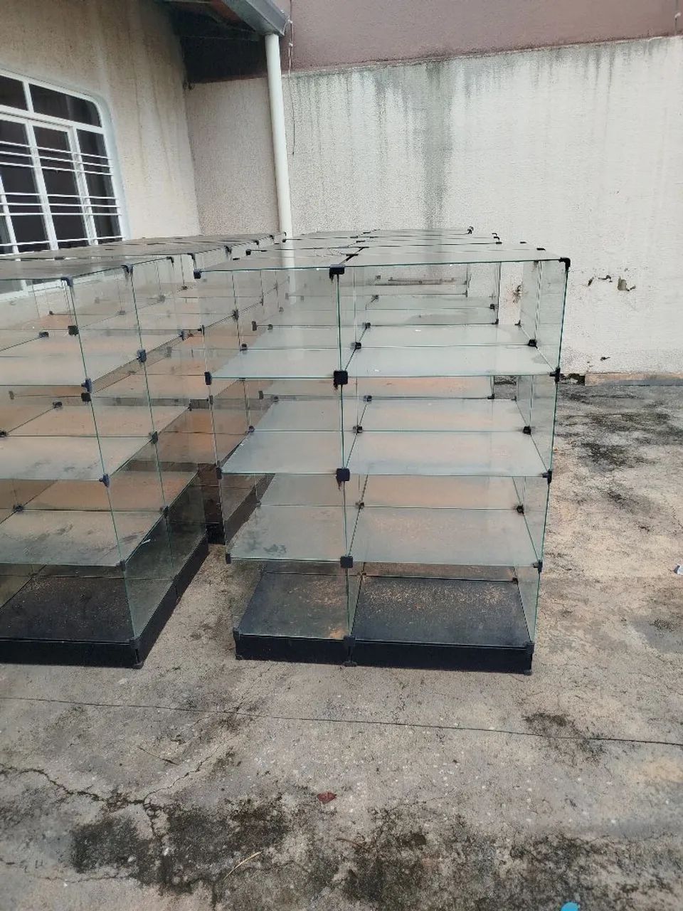 Vende -se gôndola de vidro.