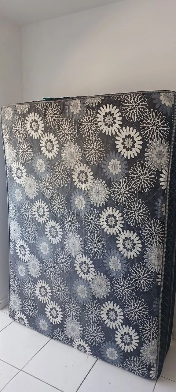 Cama box casal em bom estado.