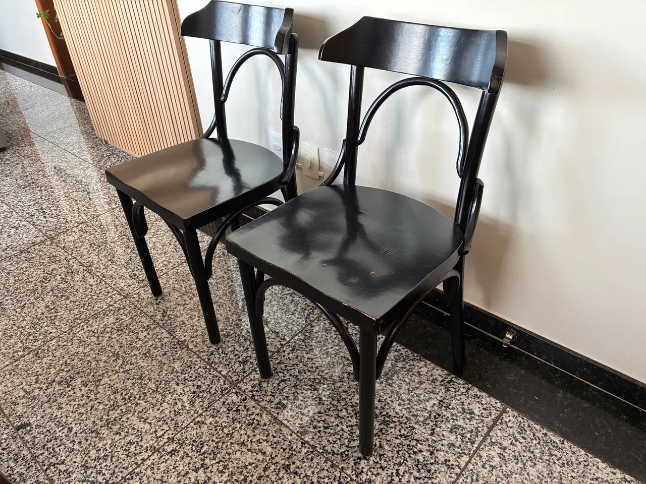 Par de Cadeiras de Madeira Maciça - Clássicas e Resistentes - Foto 2