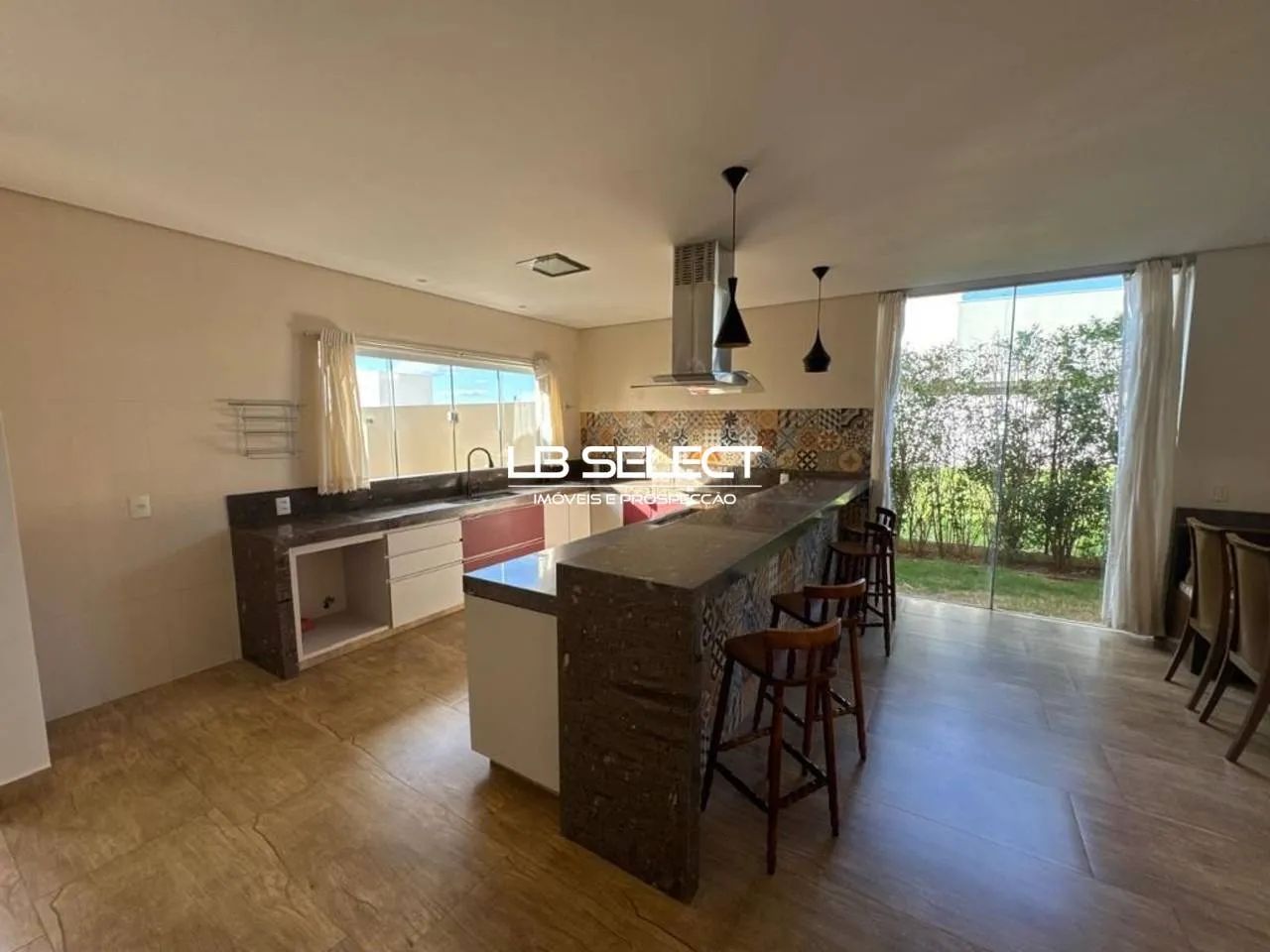 Casa no Condomínio Alphaville I com cinco quartos, quartos suítes e varanda gourmet. - Foto 5