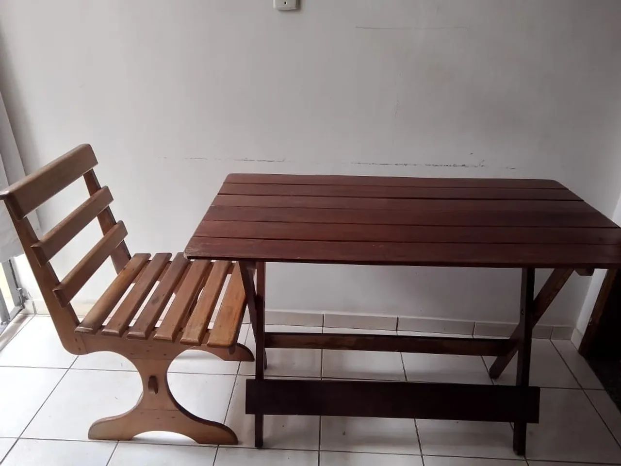 Mesa e cadeiras 4 de madeira 