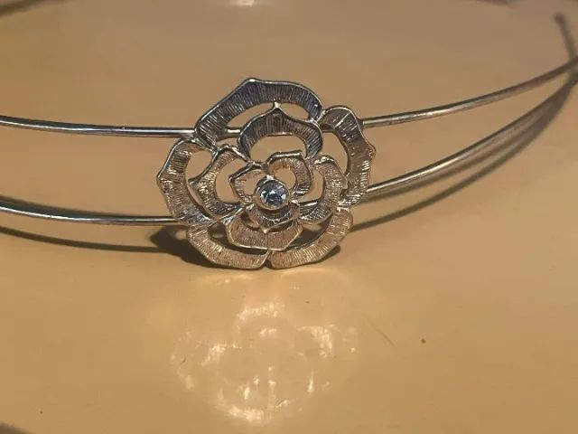 Tiara dourada com joia formato flor