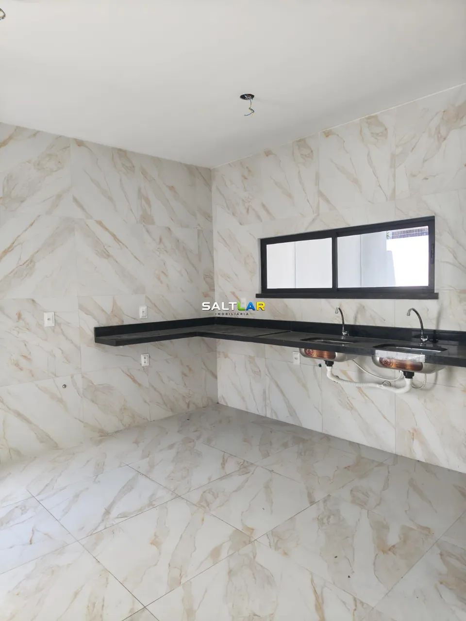 Casa plana com arquitetura moderna e pé direito elevado - Lagoa Redonda - Foto 4