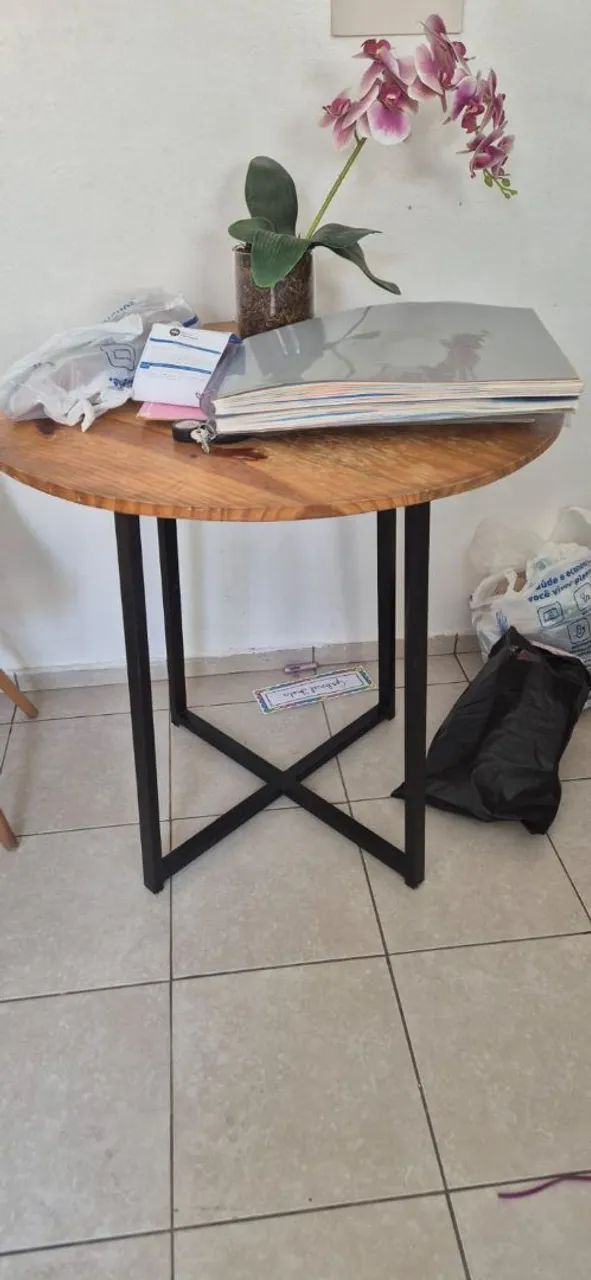 Vendo mesa de madeira com pés de ferro