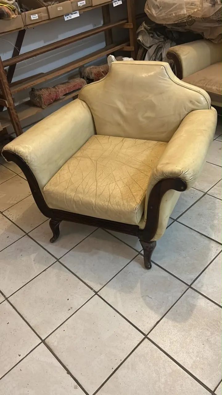 Conjunto vintage - sofá + par de poltronas em madeira maciça. - Foto 2