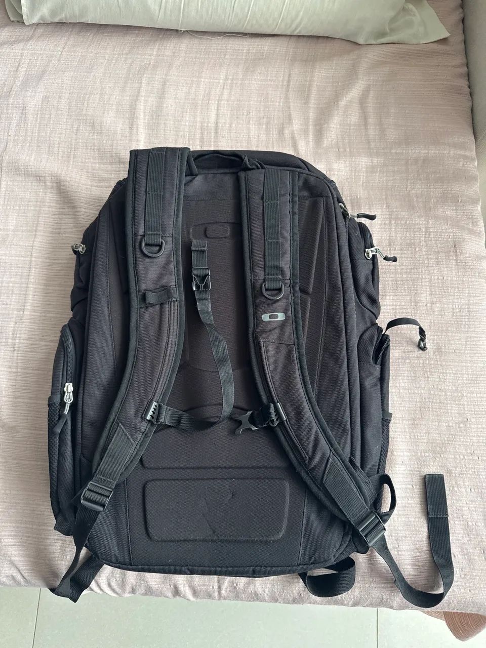 Mochila oakley preta resistente com diversos espaços e bolsos - Foto 2