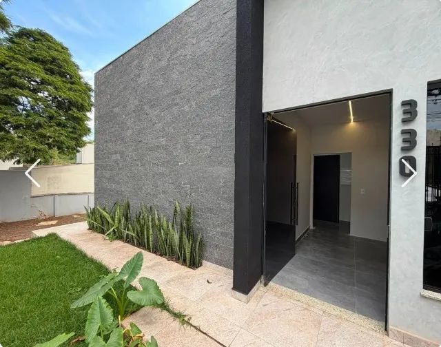 Casa com estacionamento e 20m de frente na Zona 5 - Bairro nobre - Foto 4