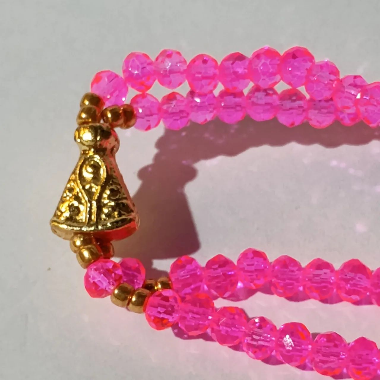 Pulseira terço com detalhes folheado a ouro imagem de nossa Senhora  - Foto 3