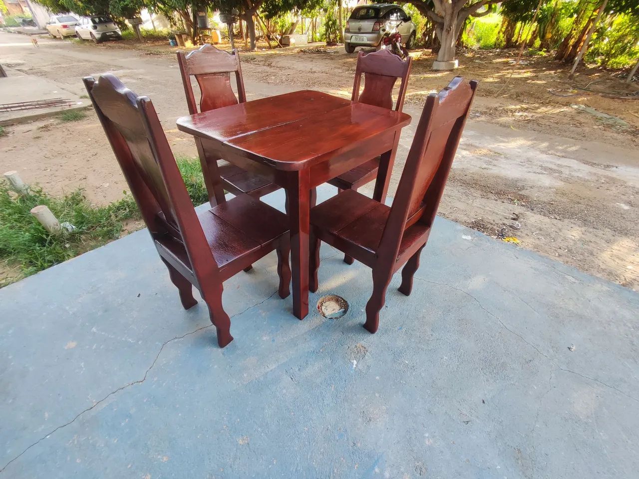 Vendo, mesa de madeira com quatro cadeiras, valor: 800,00 - Foto 2