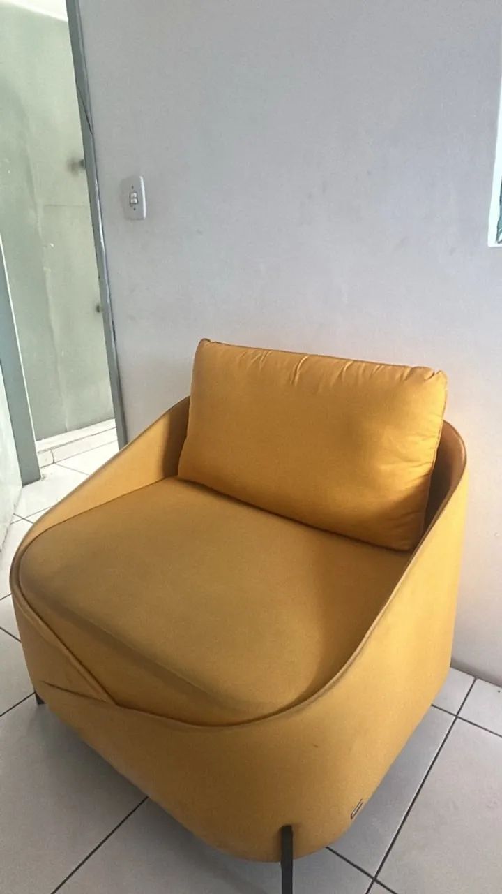 POLTRONA COM DESIGNE ORGANICO