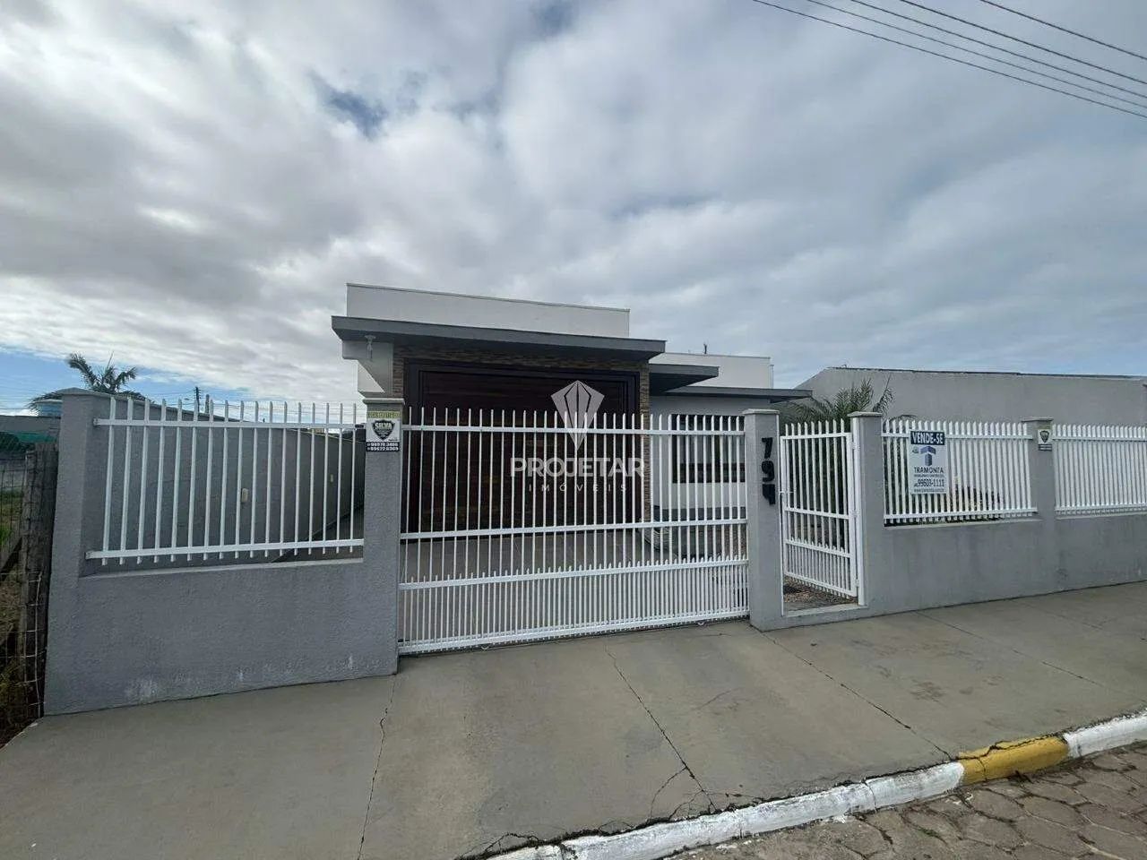 CASA À VENDA NO CENTRO DE BALNEÁRIO ARROIO DO SILVA