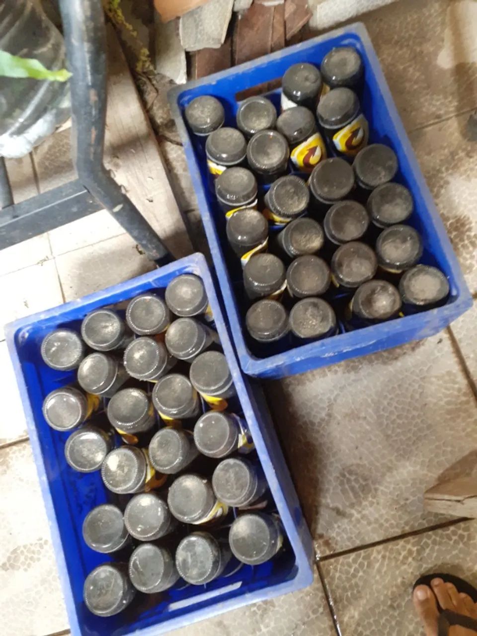 Vendo 2 Engradados de litrinhos completos - Foto 3