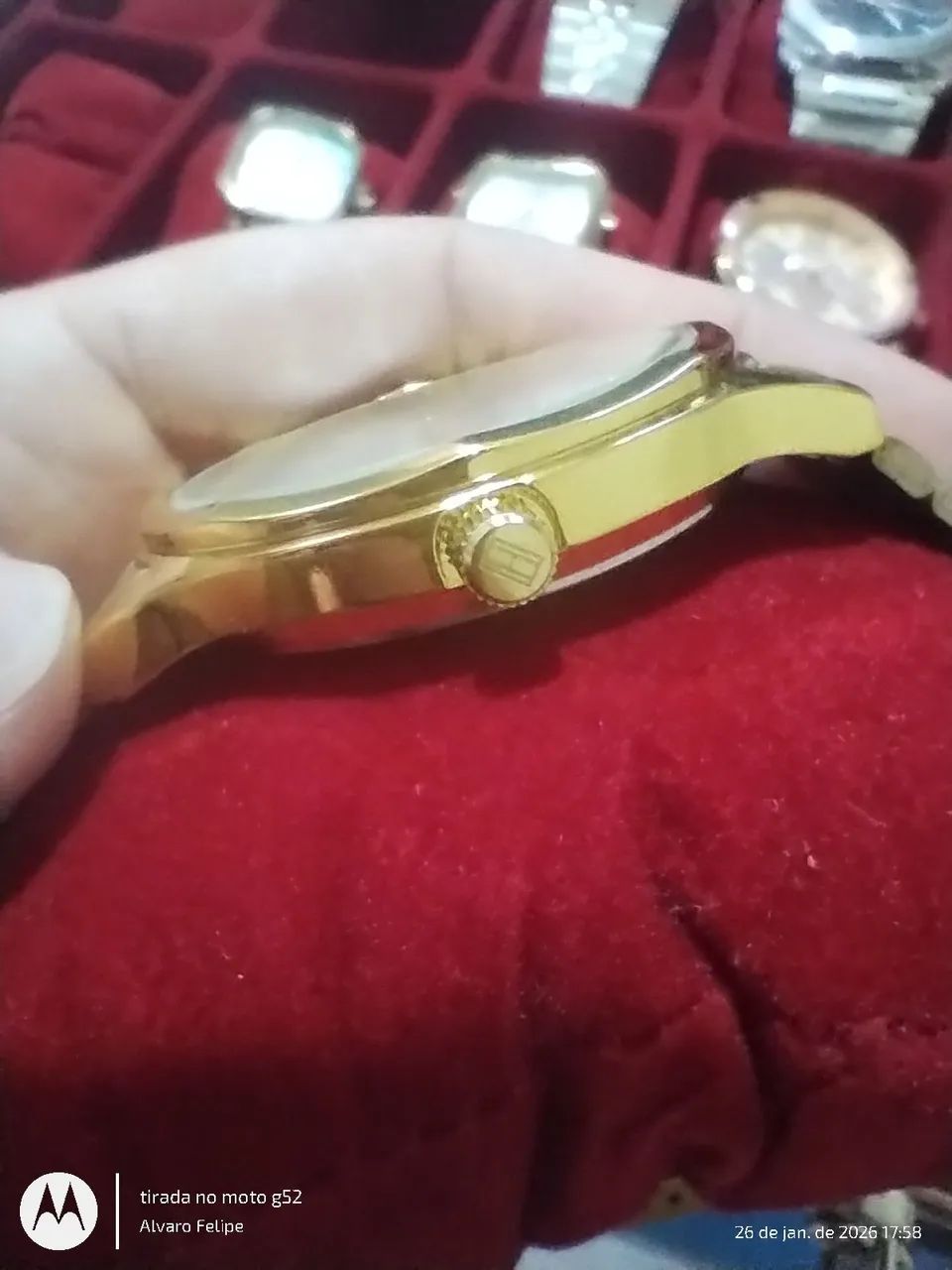 Relógio Tommy Higliger dourado  - Foto 4