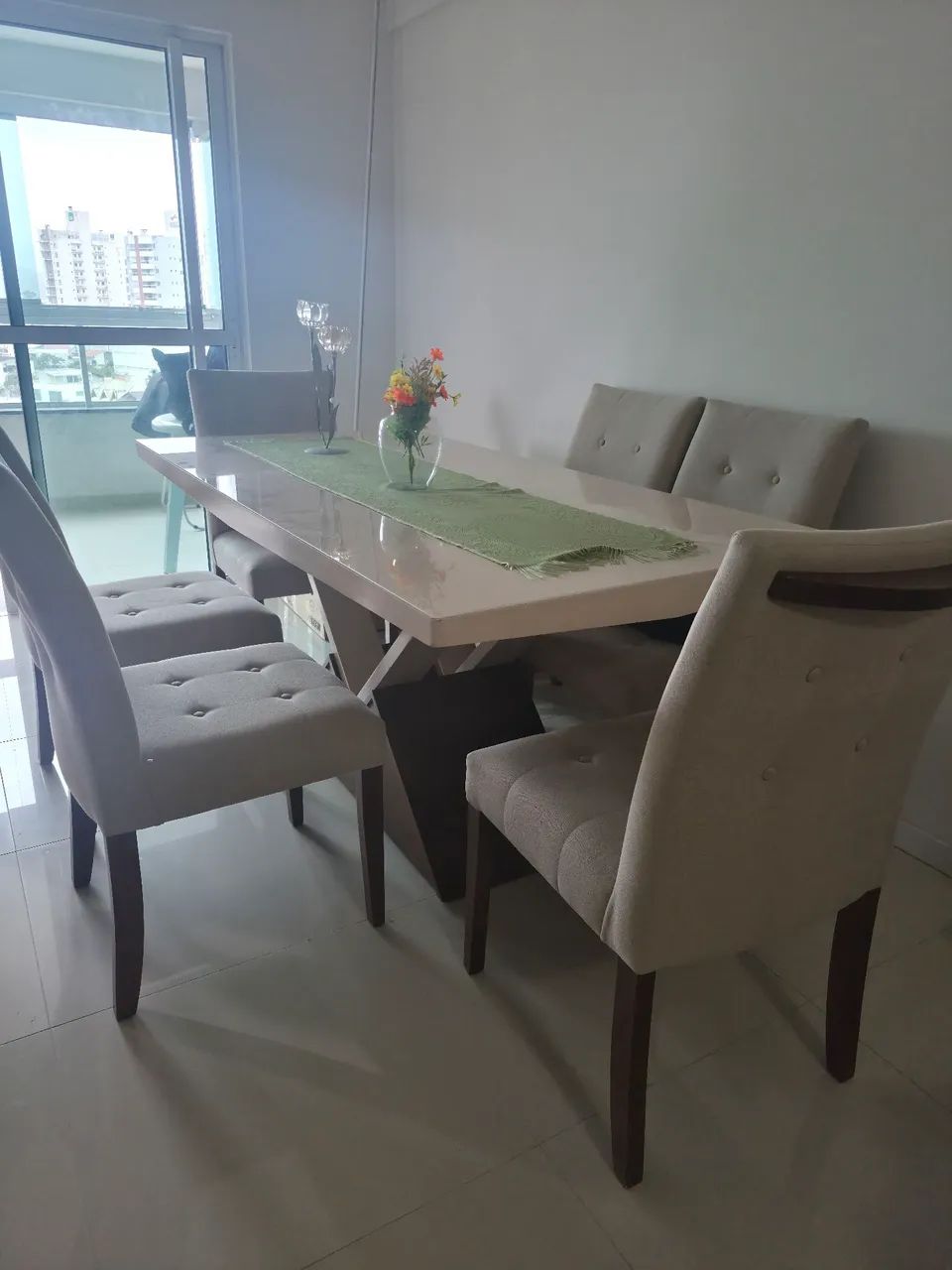MESA COM SEIS CADEIRAS